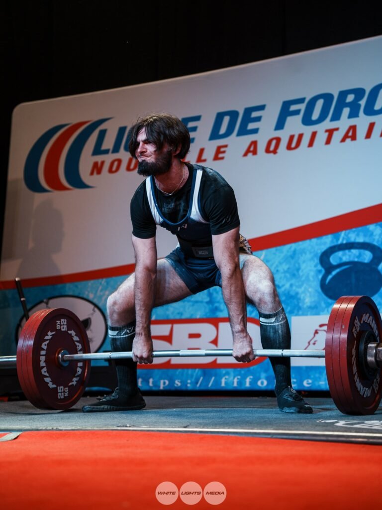 Athlète en compétition de force athlétique