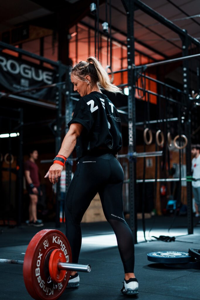 Camille Joun s’apprête à entamer une série de clean & jerk dans une box CrossFit à Toulouse